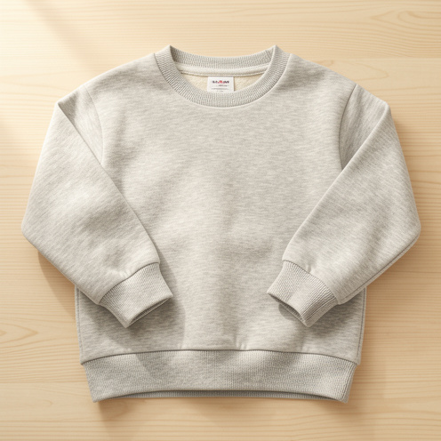Sweat-shirt gris à col rond pour garçon, présenté seul sur une surface en bois clair.